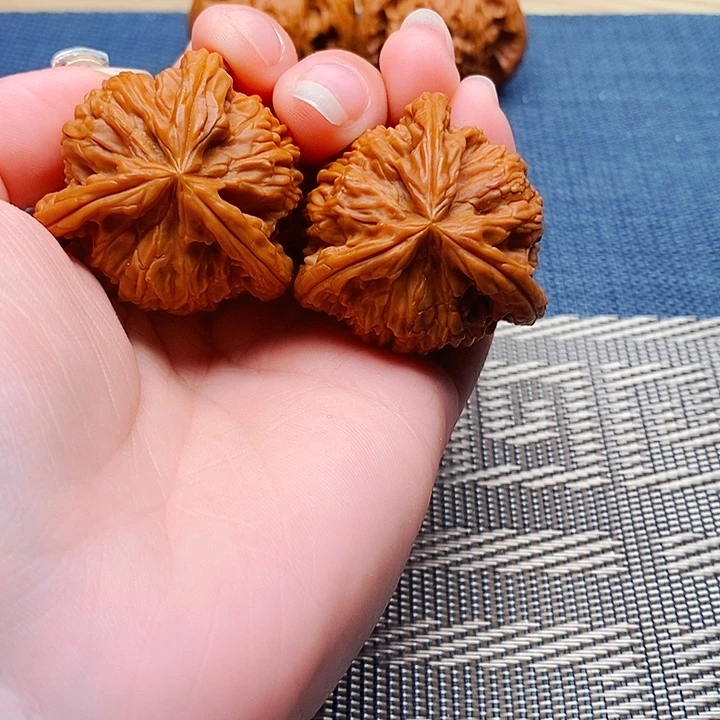 秦***人吊坠文玩核桃三棱