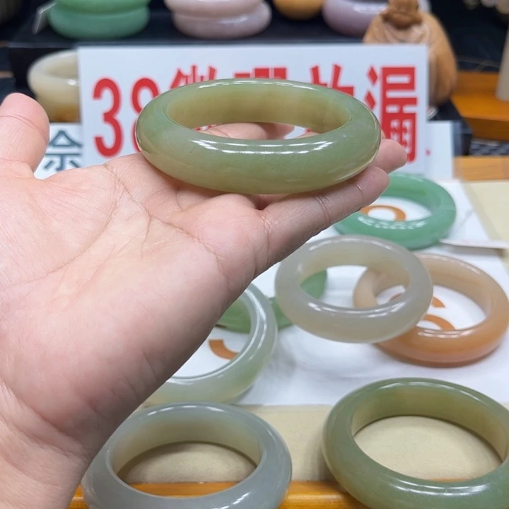 未镶嵌手镯石英质玉蓉**?