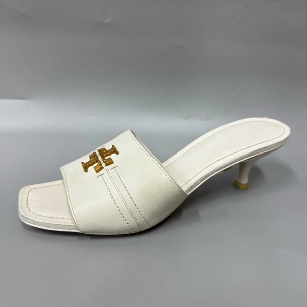 to051 白色低跟 金标 拖鞋  托