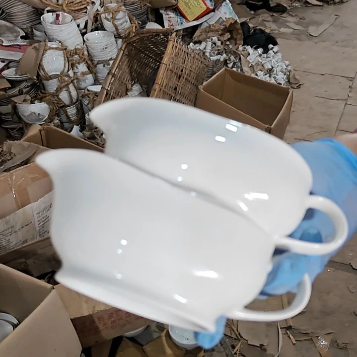 瓷片盘子碗茶壶啥都有