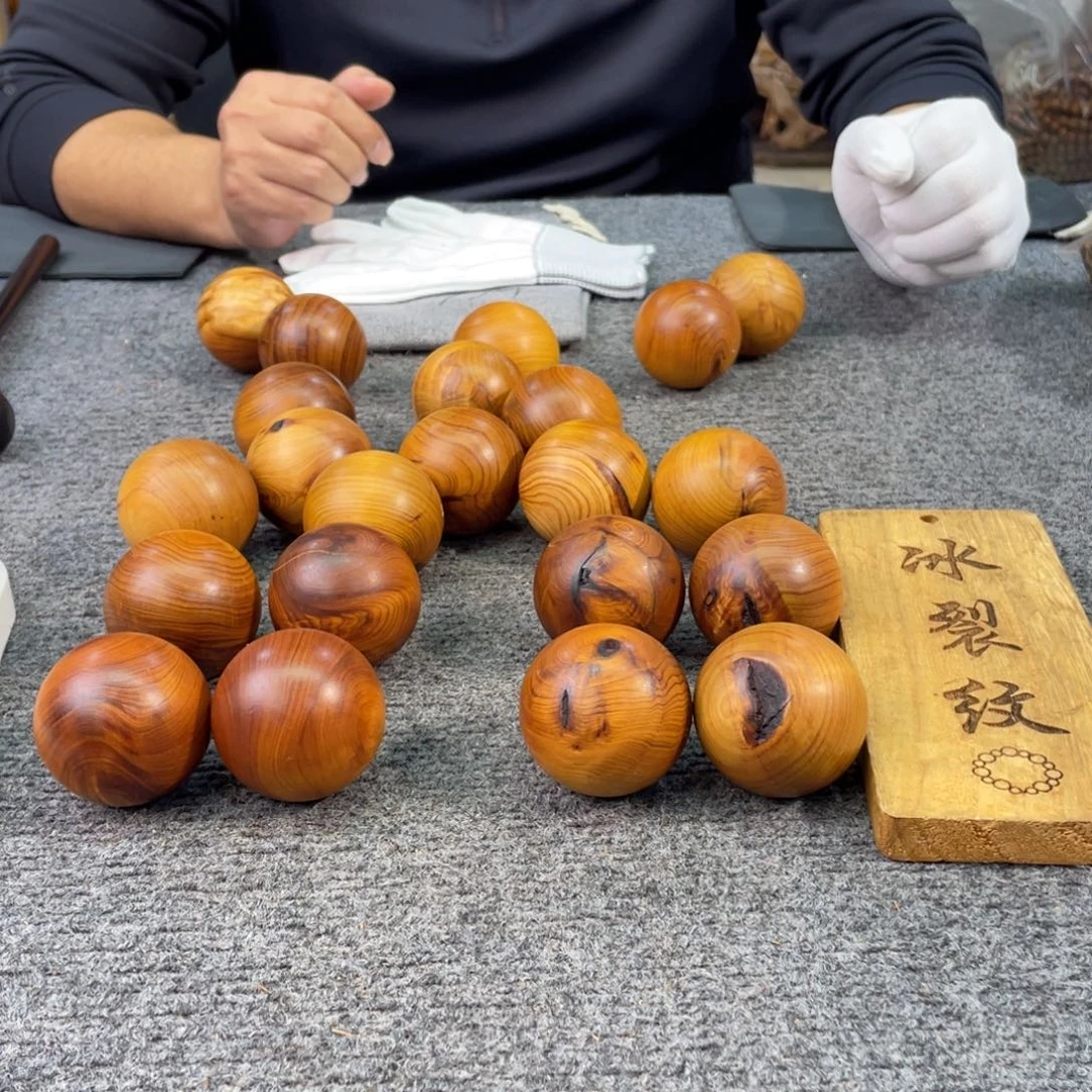 柏木（崖柏）到手4个球，太行崖柏，5.0，带雷痕碳化介意勿拍