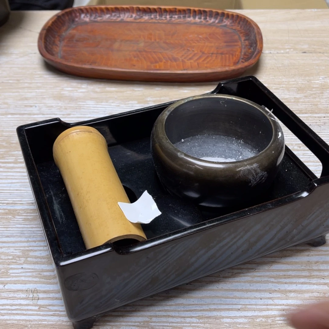 瓷片土**嘻密密麻麻地排列着一个