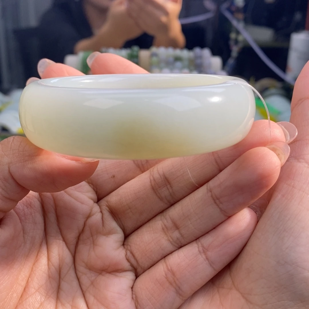 和田玉未镶嵌手镯