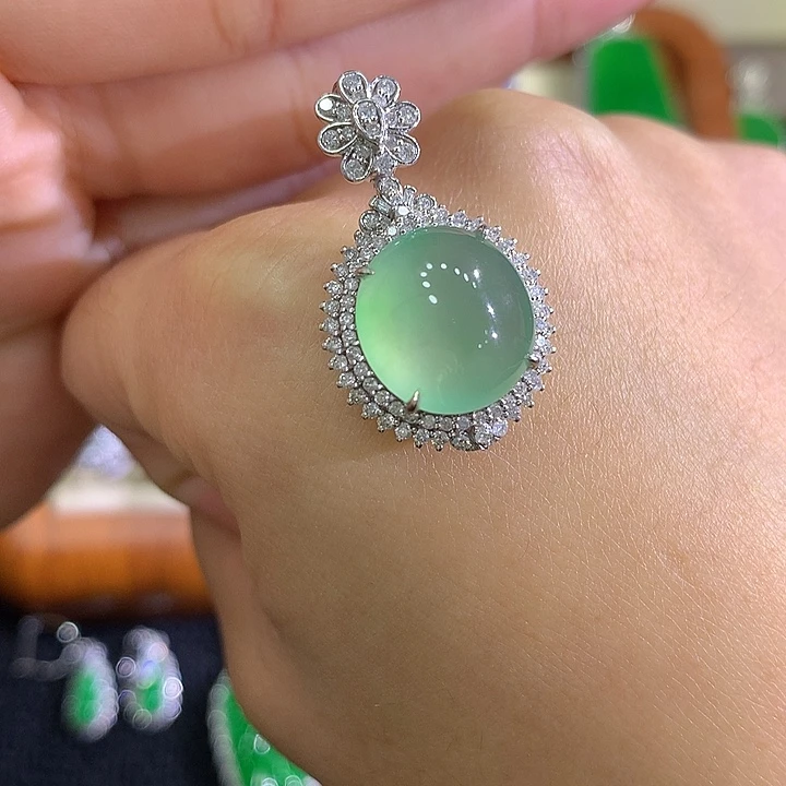 翡翠18K金镶嵌颈饰蛋面