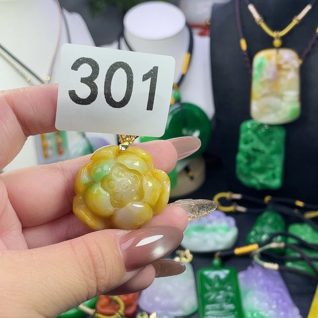 翡翠未镶嵌吊坠(赠链)