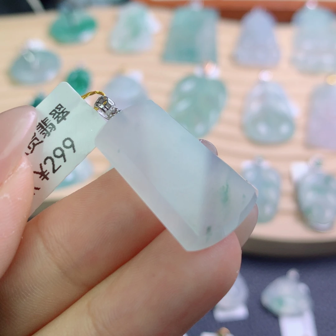 翡翠18K金镶嵌颈饰翡翠吊坠