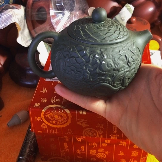 紫砂茶壶原矿泥料手工制作的紫砂壶。