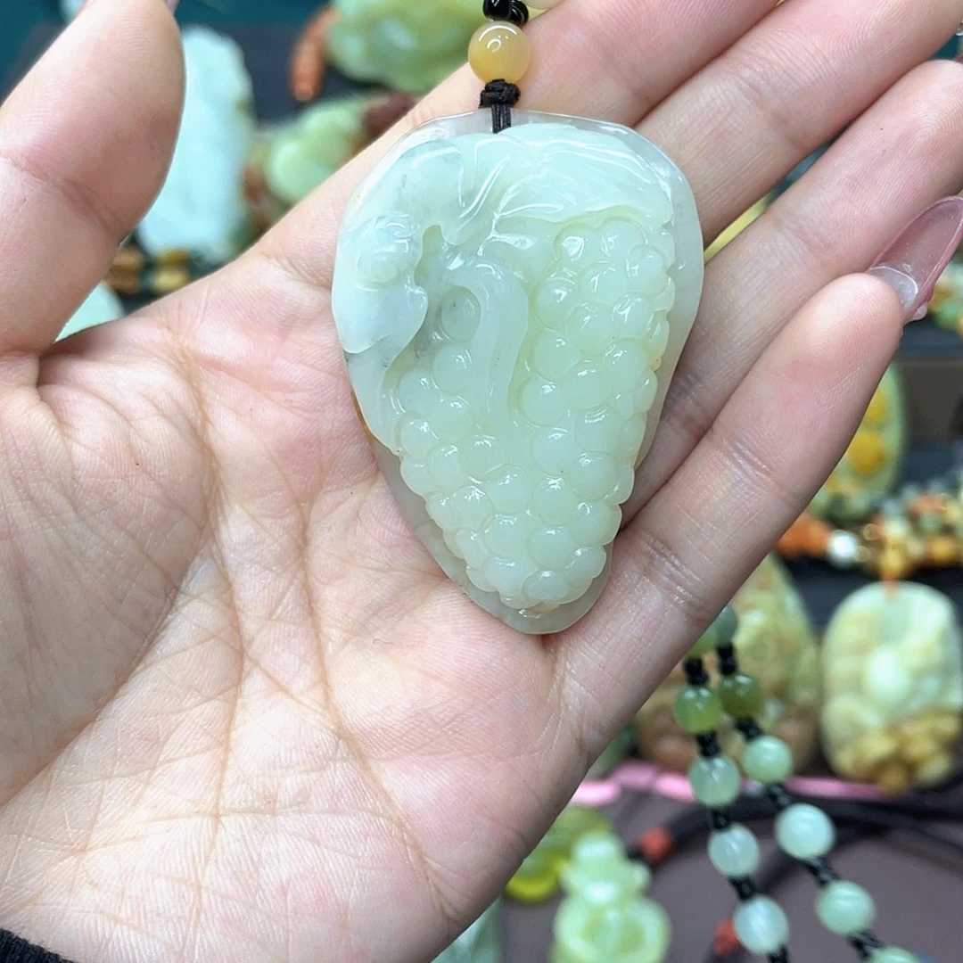 蛇纹石玉颈饰未镶嵌