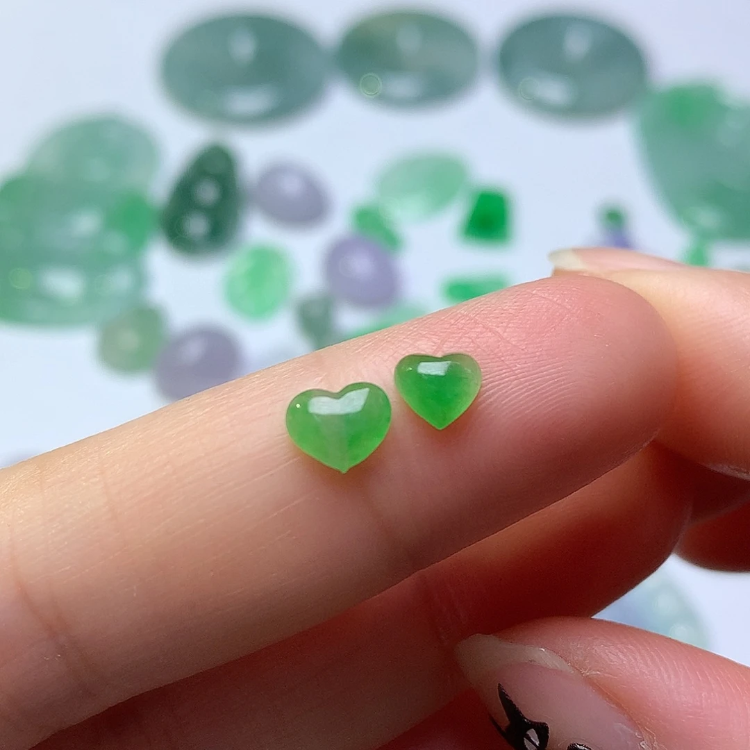 翡翠未镶嵌颈饰心