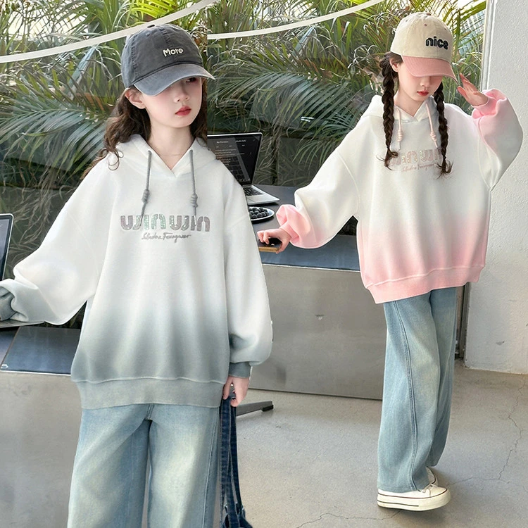 女童春秋套装2025新款渐变色字母连帽卫衣牛仔弯刀裤韩版儿童套装