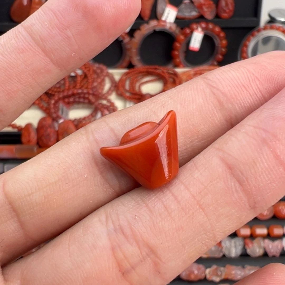 南红玛瑙未镶嵌颈饰元宝