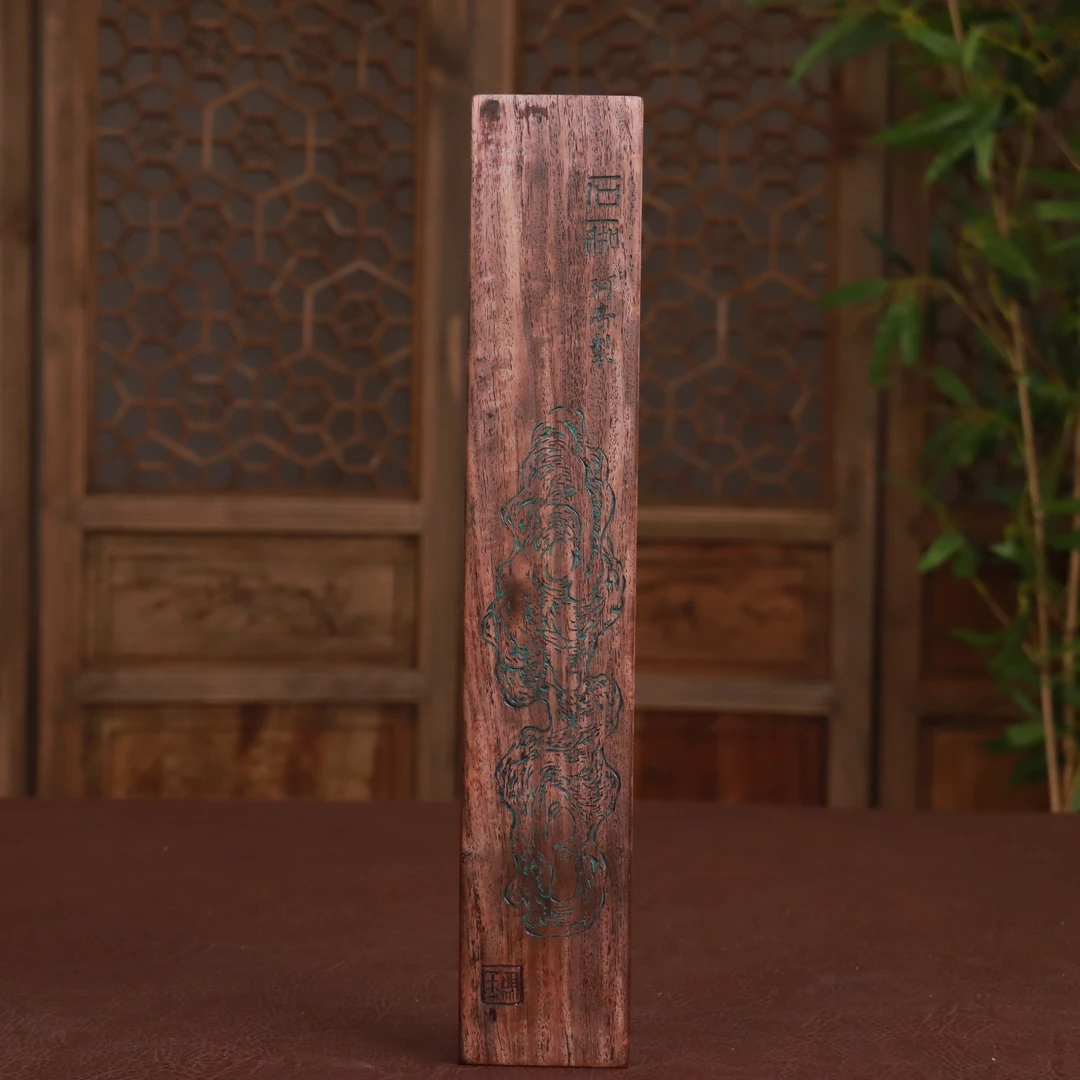 【清】紫檀木雕洞石纹镇子（长19.3cm宽5.2cm）