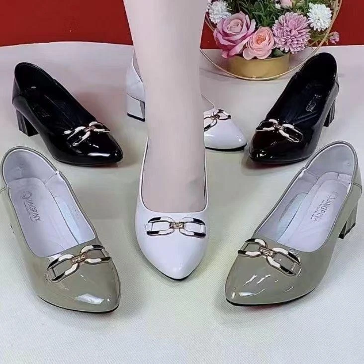 2025年新款软皮时尚百搭单鞋女尖头防滑浅口低跟上班大码妈妈皮鞋