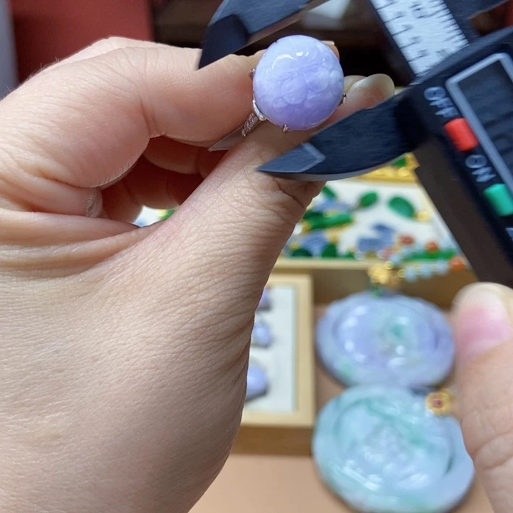 翡翠未镶嵌颈饰戒指