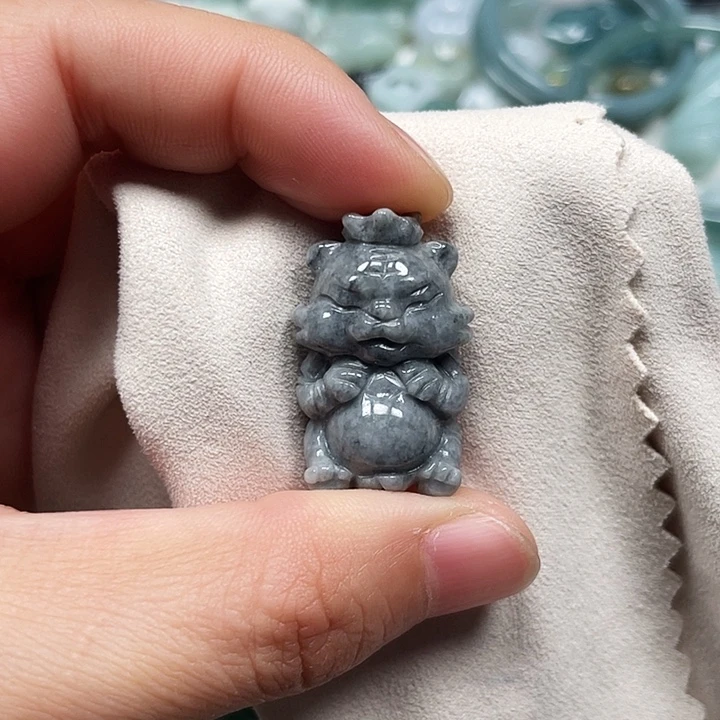 翡翠未镶嵌颈饰小美虎