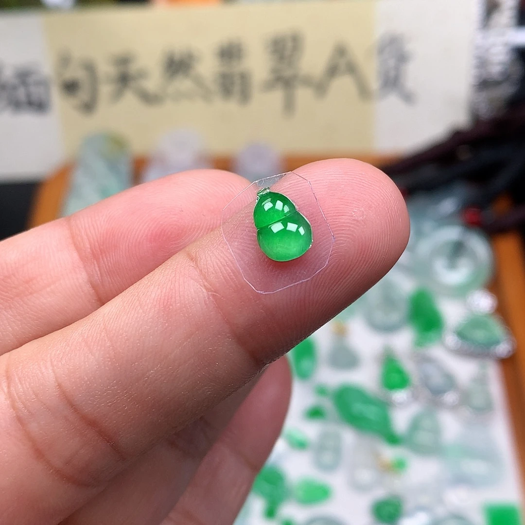 翡翠裸石缅甸天然A货翡翠阳绿葫芦