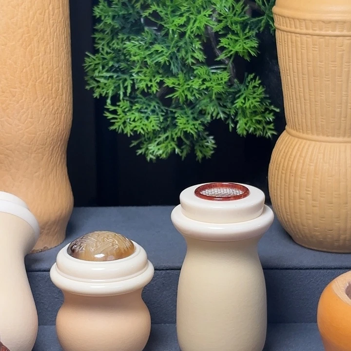 邱****小心翼翼的在床底下摸吞吞吐吐