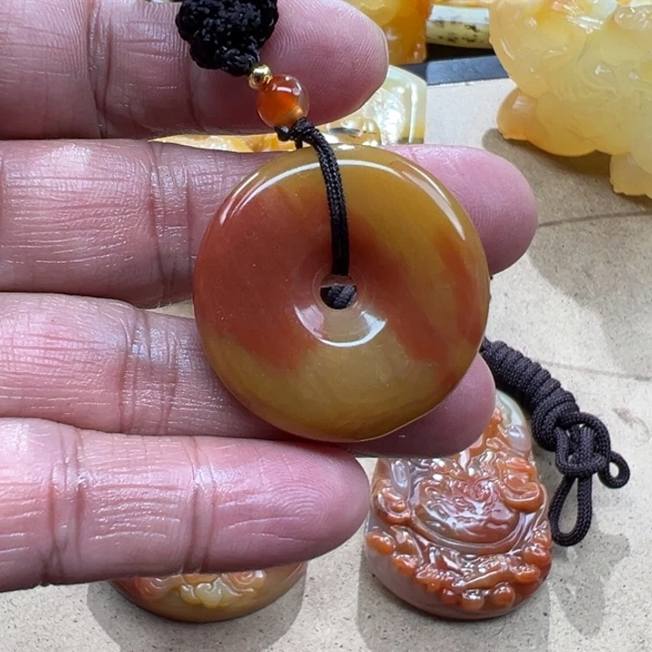 石英质玉（黄龙玉）颈饰未镶嵌