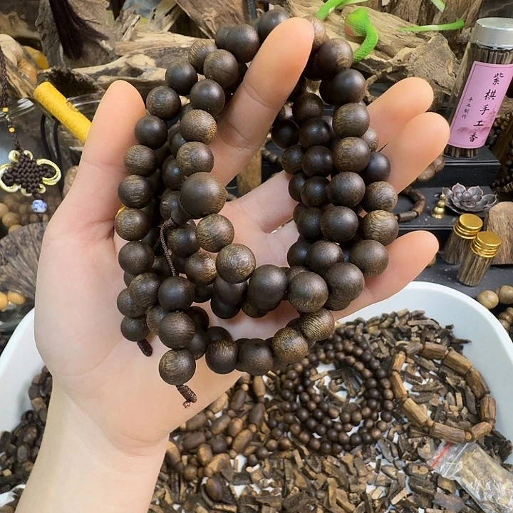 弘***一沉香沉香碎屑海南乌身白棋1.0大67克➕沉香碎屑多样性