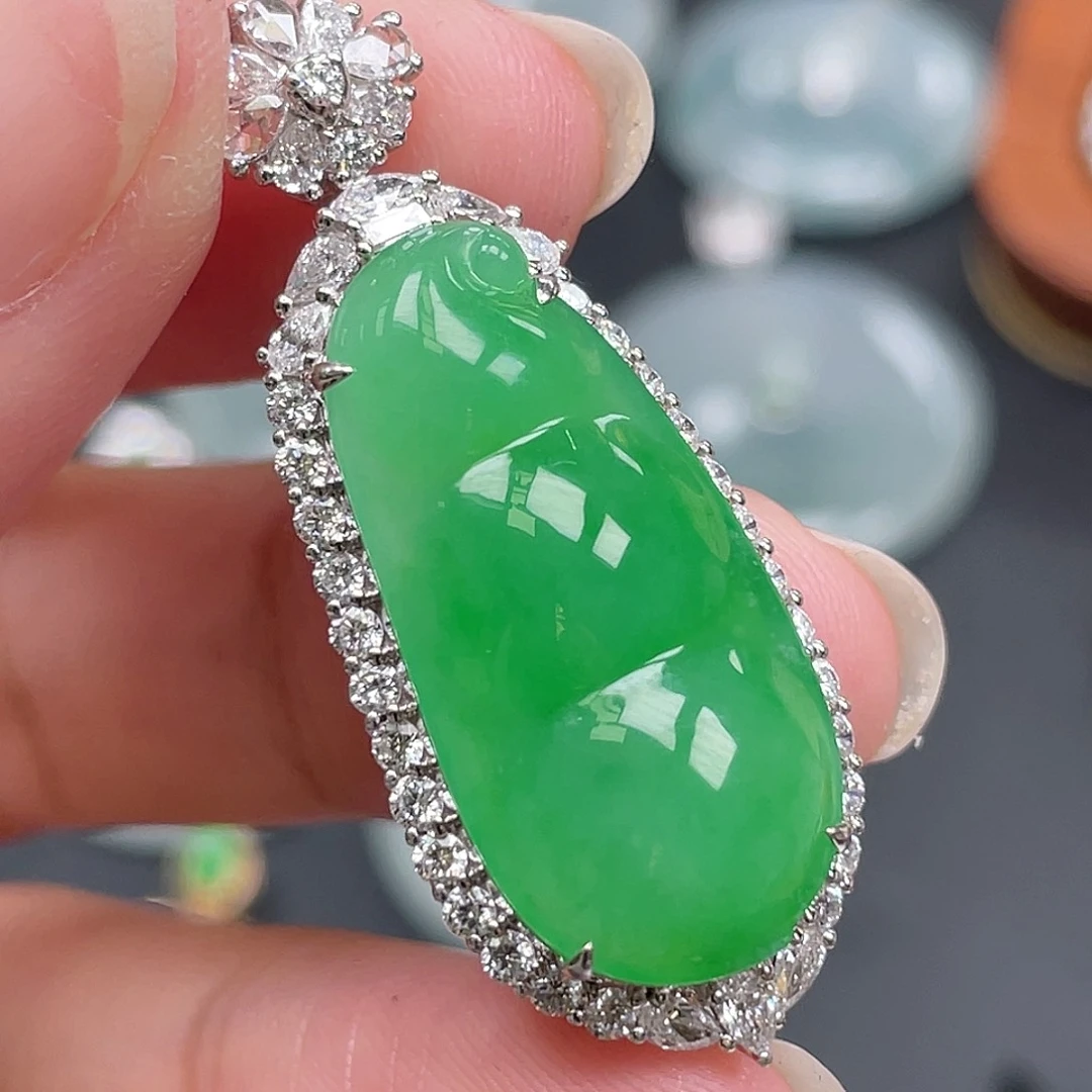 翡翠18K金镶嵌颈饰绿豆子