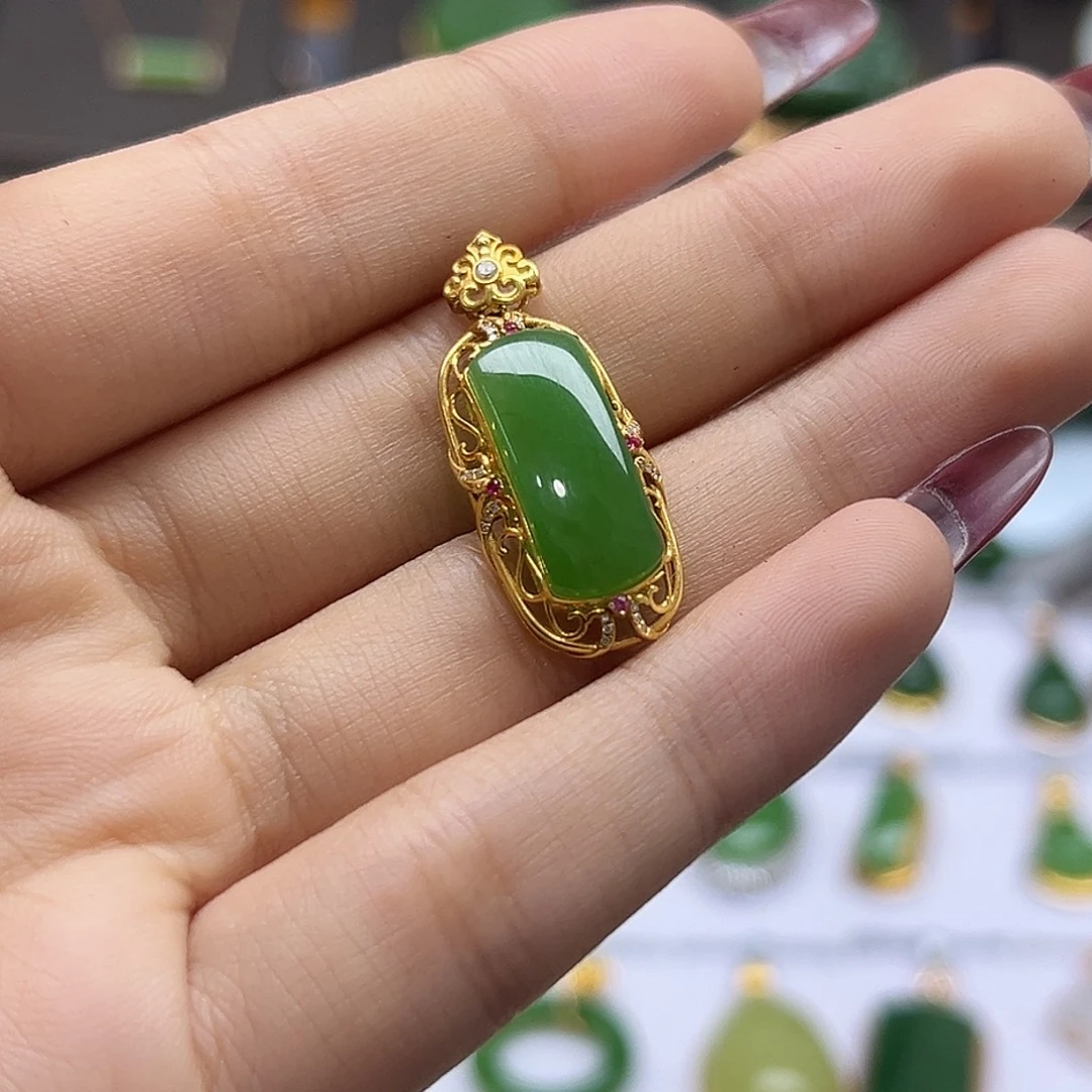 和田玉18K金镶嵌吊坠(赠链)