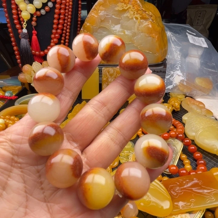 未镶嵌石英质玉（黄龙玉）颈饰