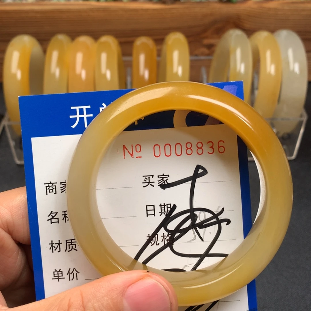 未镶嵌石英质玉（黄龙玉）手镯