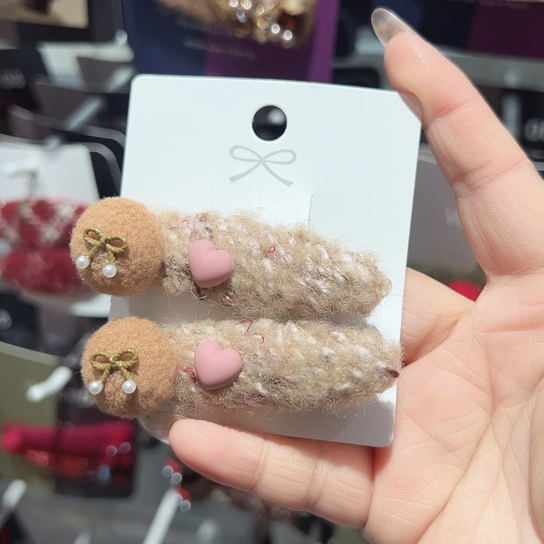 非金属浅咖球球爱心鸭夹