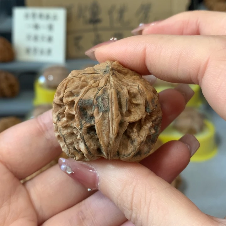 天***蝎文玩核桃吊坠异形单只，有瑕疵