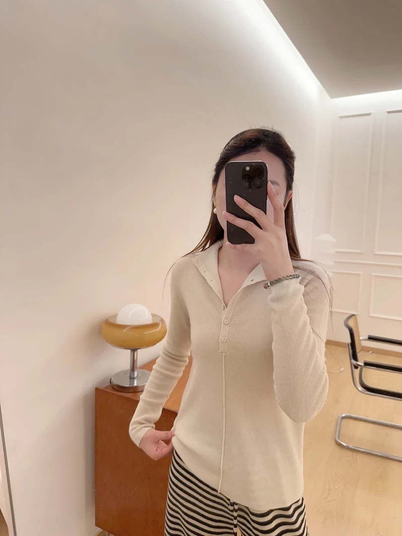 杏色内搭纽扣羊毛针织打底衫2025秋冬新款女百搭叠穿套头上衣