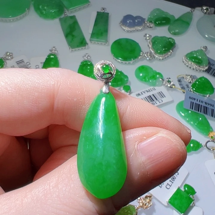 颈饰18K金镶嵌翡翠