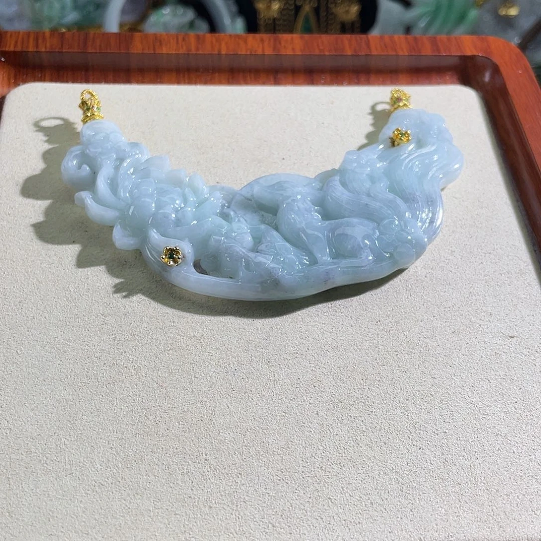 翡翠未镶嵌颈饰＊弯弯