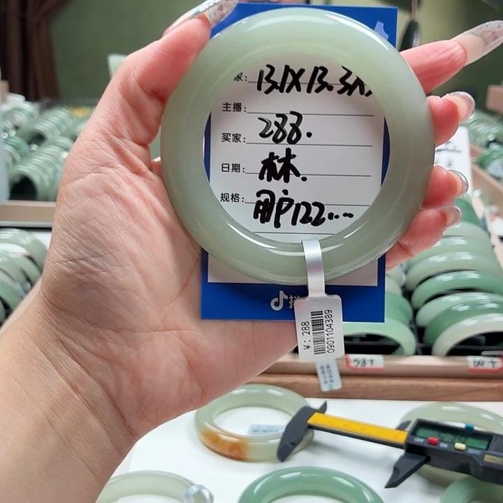 用***6未镶嵌手镯石英岩玉