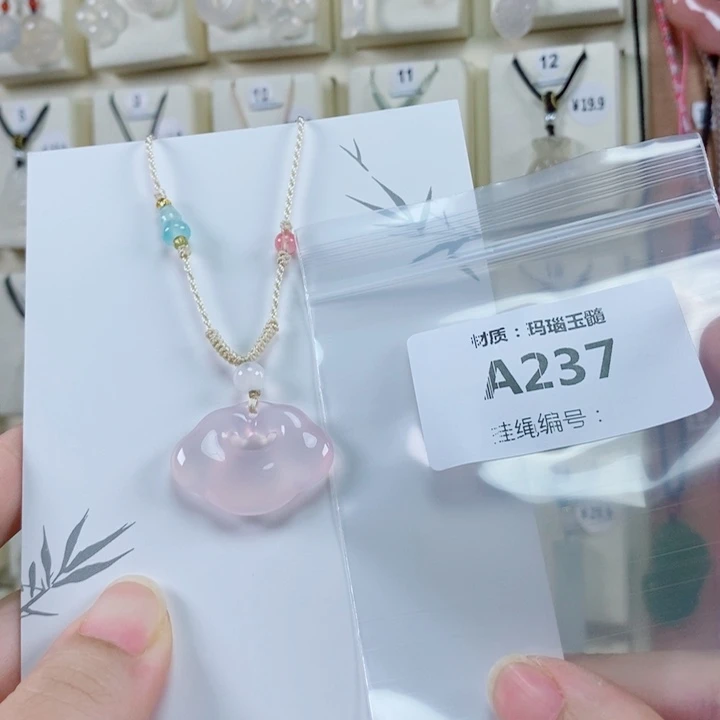 未镶嵌颈饰玛瑙/玉髓小****?