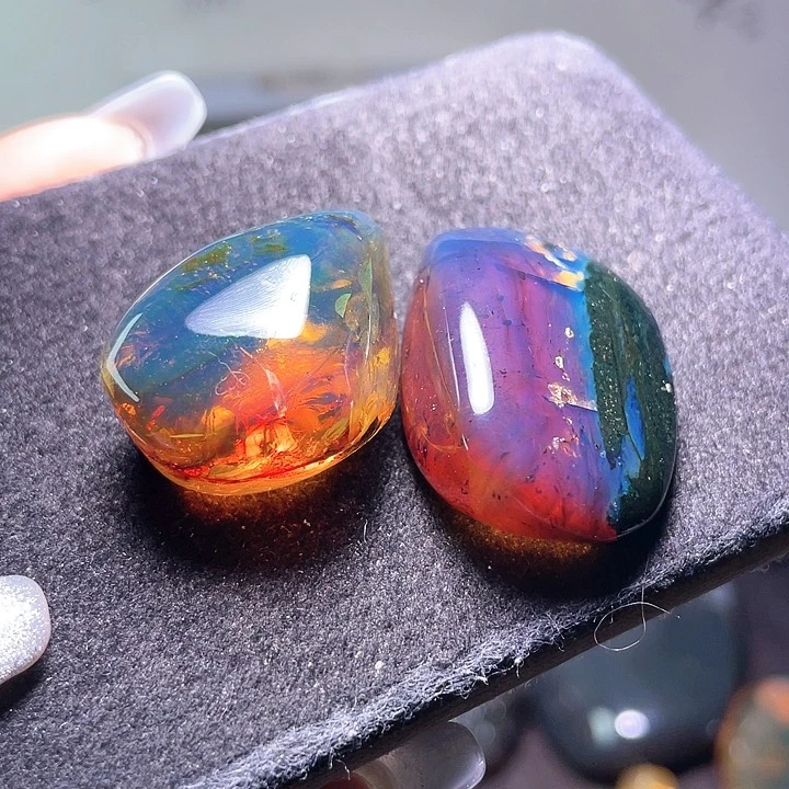 琥珀裸石未镶嵌？