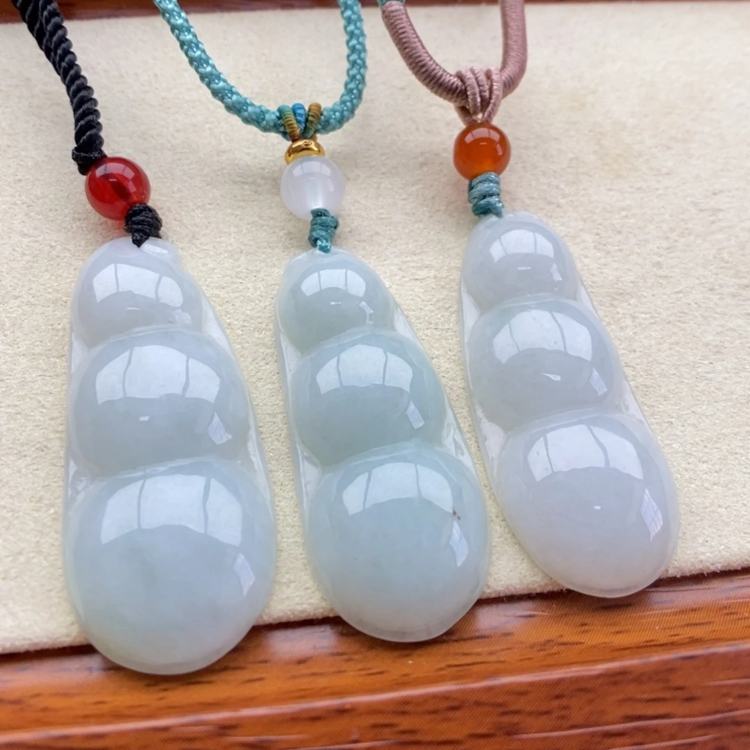 翡翠未镶嵌颈饰发其一