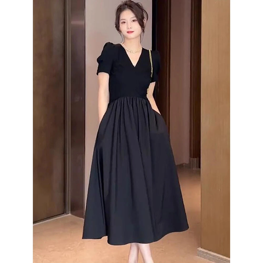 2025夏季新款法式高级感气质女神范御姐赫本风收腰黑色显瘦连衣裙