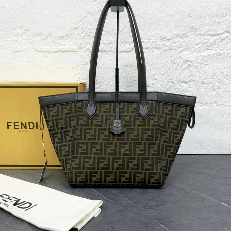 95新/芬迪/包包/[251211XZWC]/C8871472312