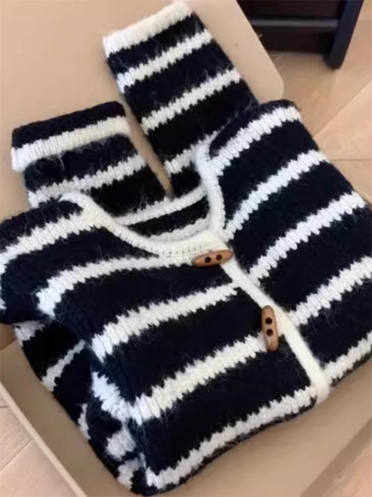 2025早春软糯韩系复古克莱因蓝撞色牛角扣黑白休闲长袖开衫毛衣女