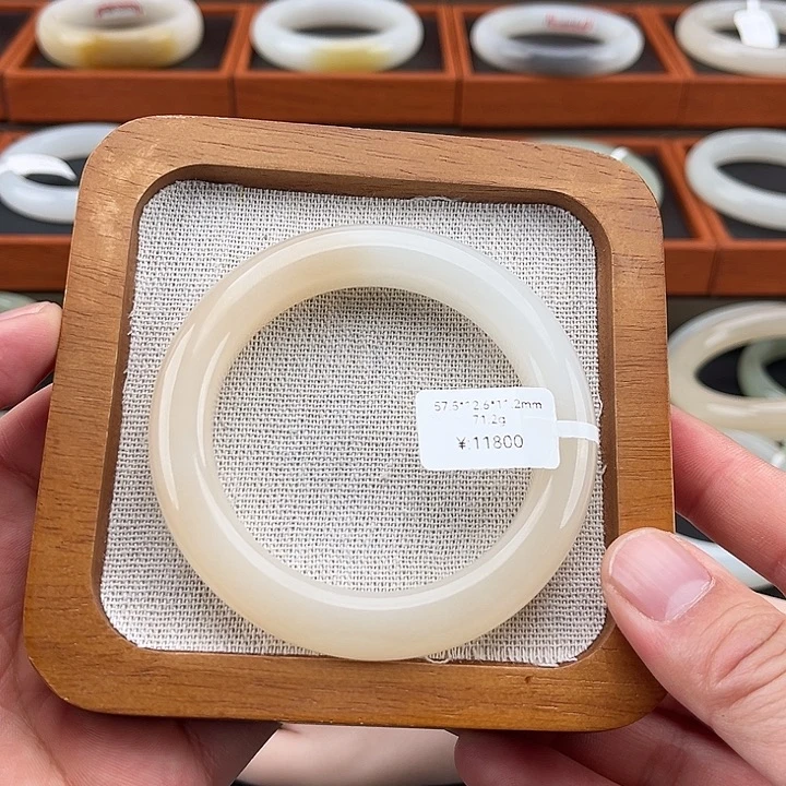 和田玉未镶嵌手镯