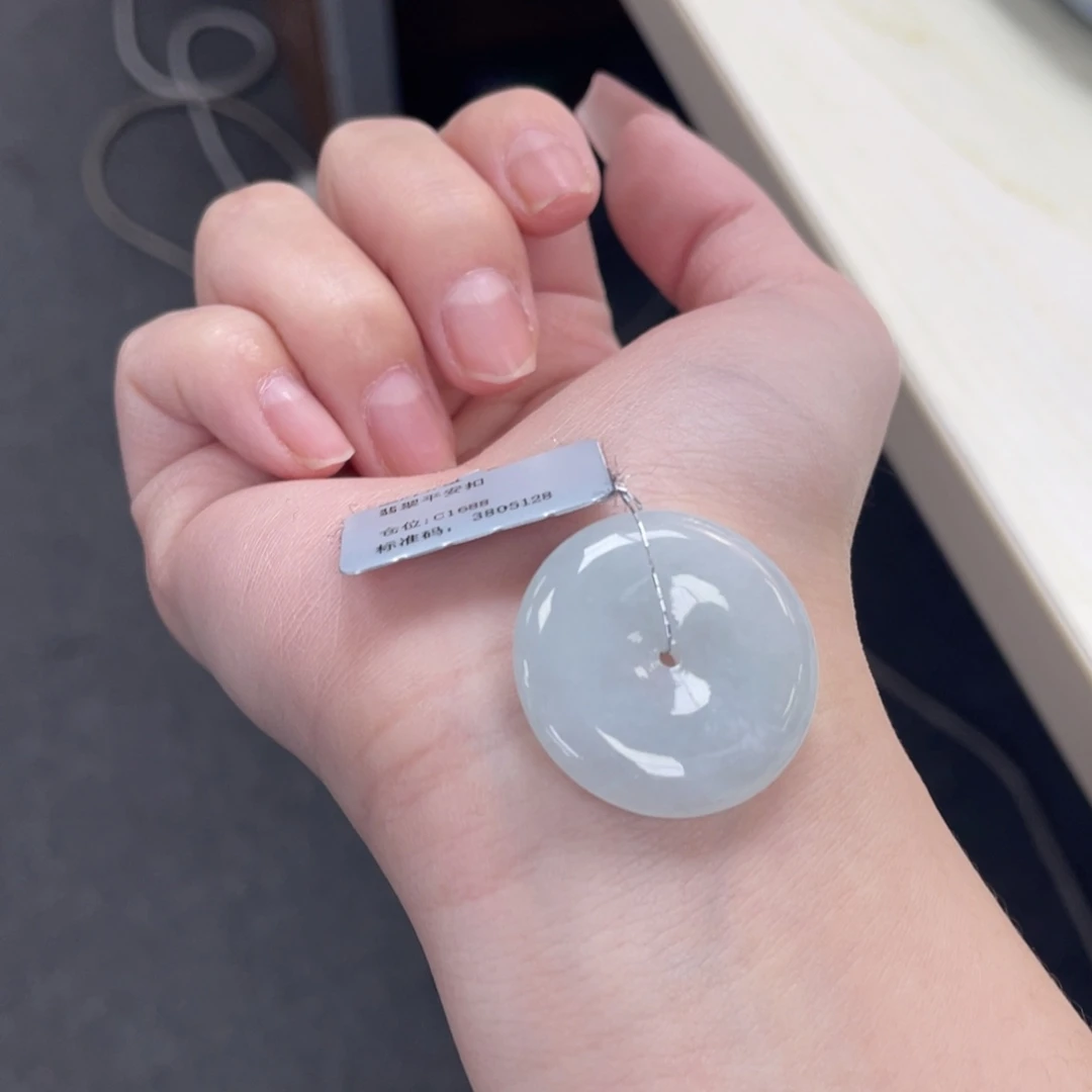 翡翠颈饰未镶嵌平安扣