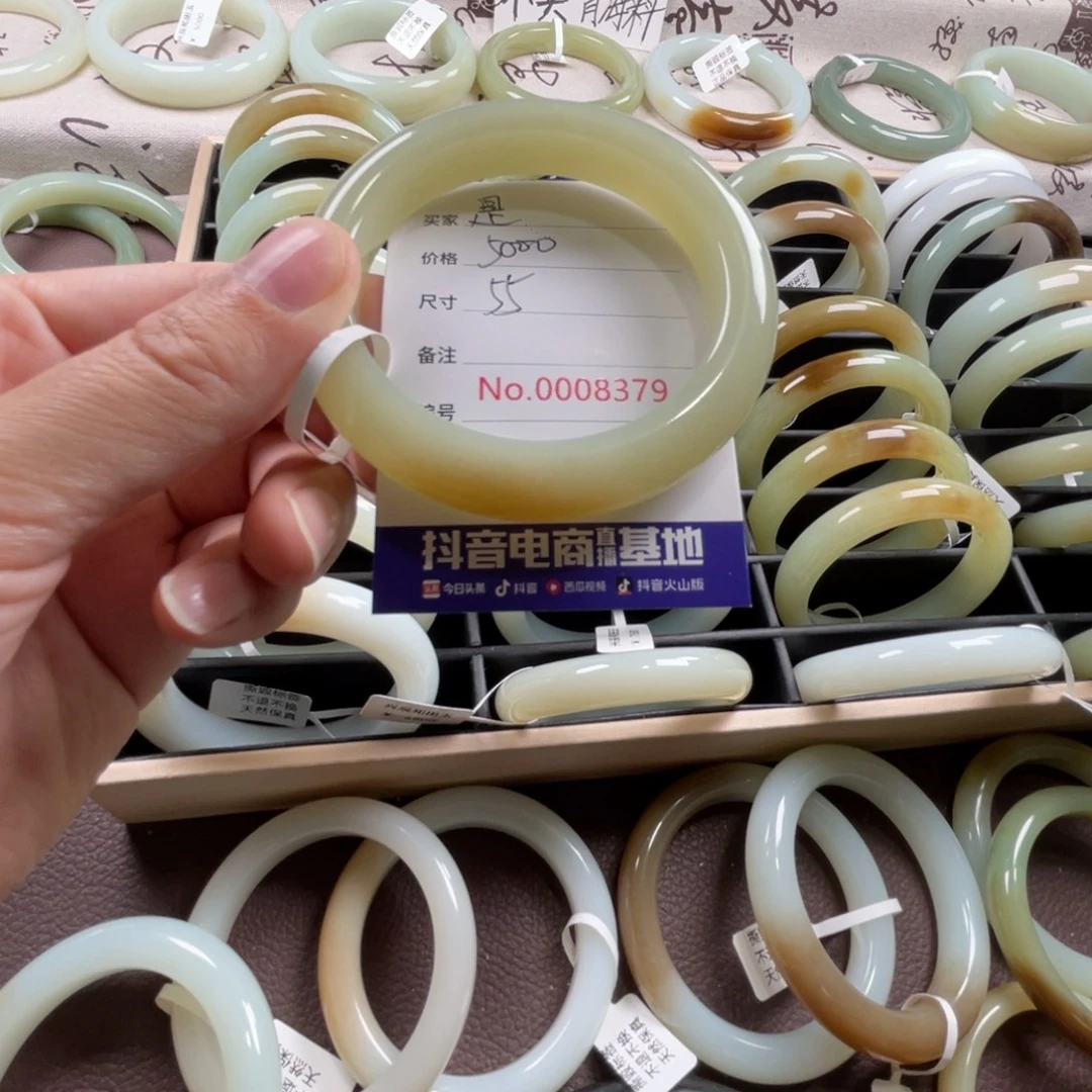 是****和田玉未镶嵌手镯