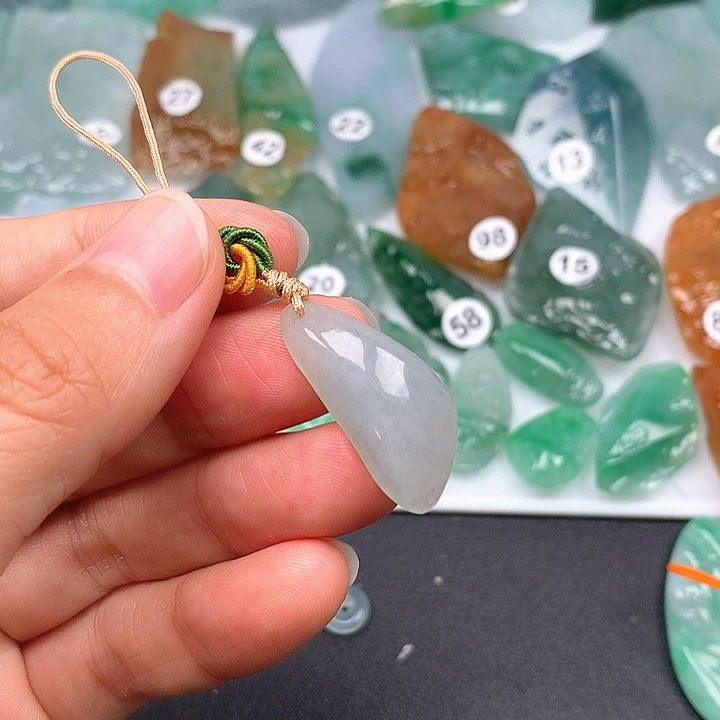 翡翠未镶嵌颈饰随型