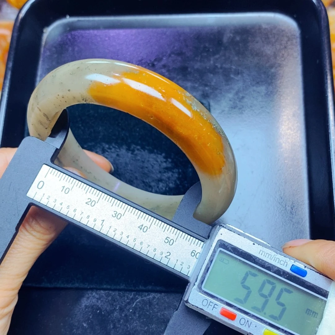 未镶嵌石英质玉（黄龙玉）颈饰