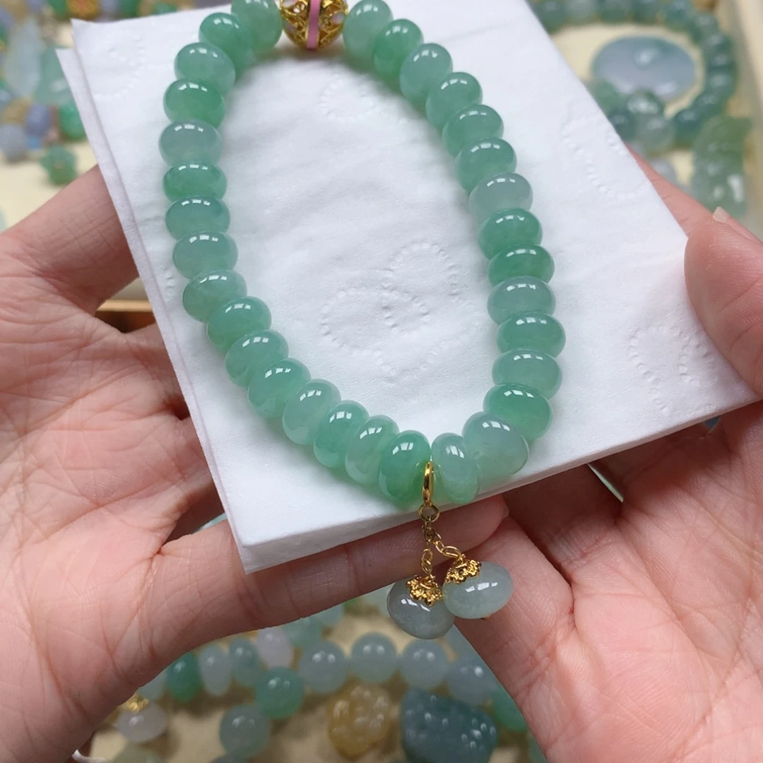 微***冰翡翠未镶嵌颈饰是