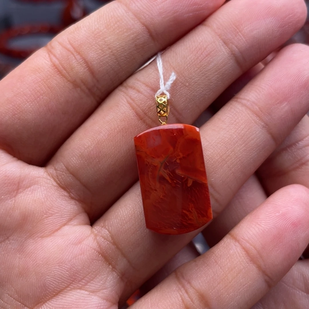 南红玛瑙18K金镶嵌珠宝奇石无事牌吊坠