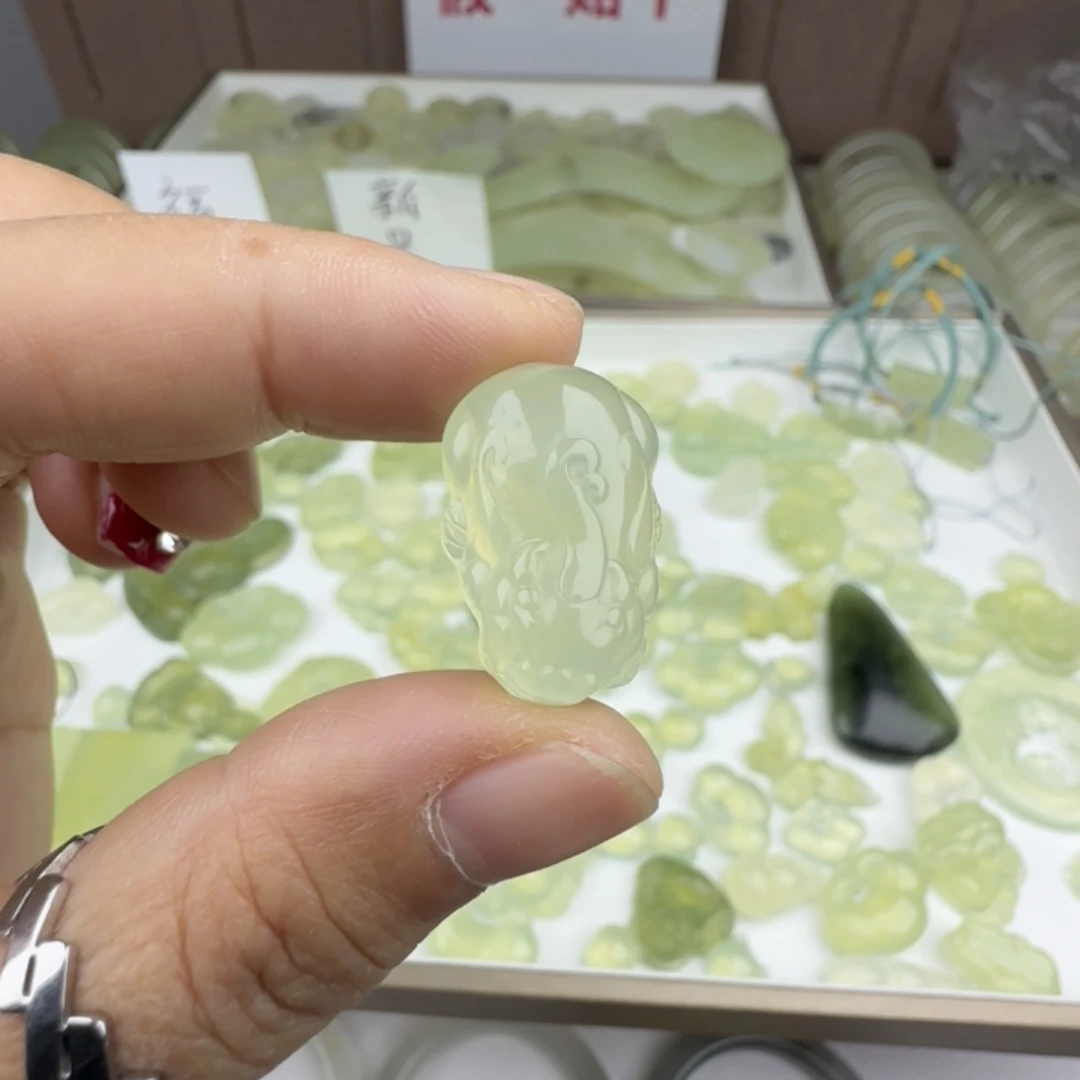 沫***C蛇纹石玉未镶嵌颈饰