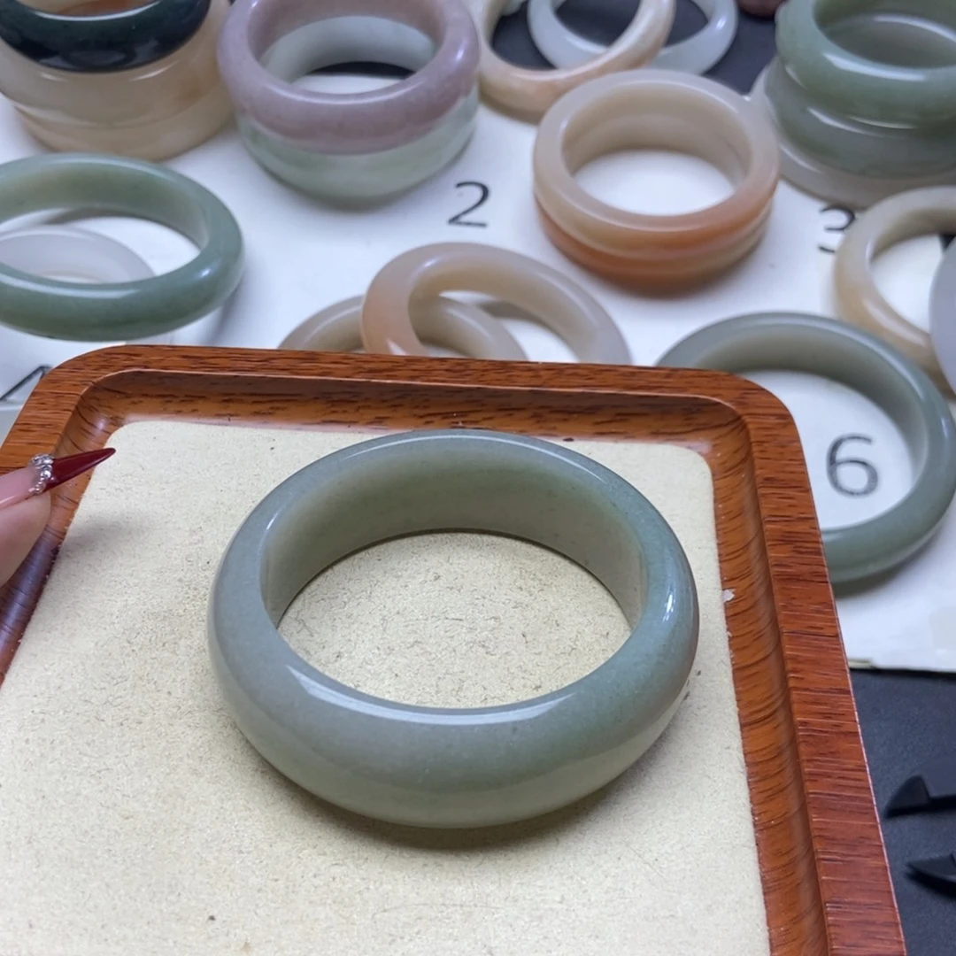 石英质玉手镯未镶嵌我****歌