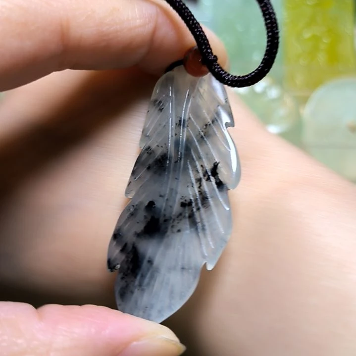 蛇纹石玉颈饰未镶嵌黑***贴