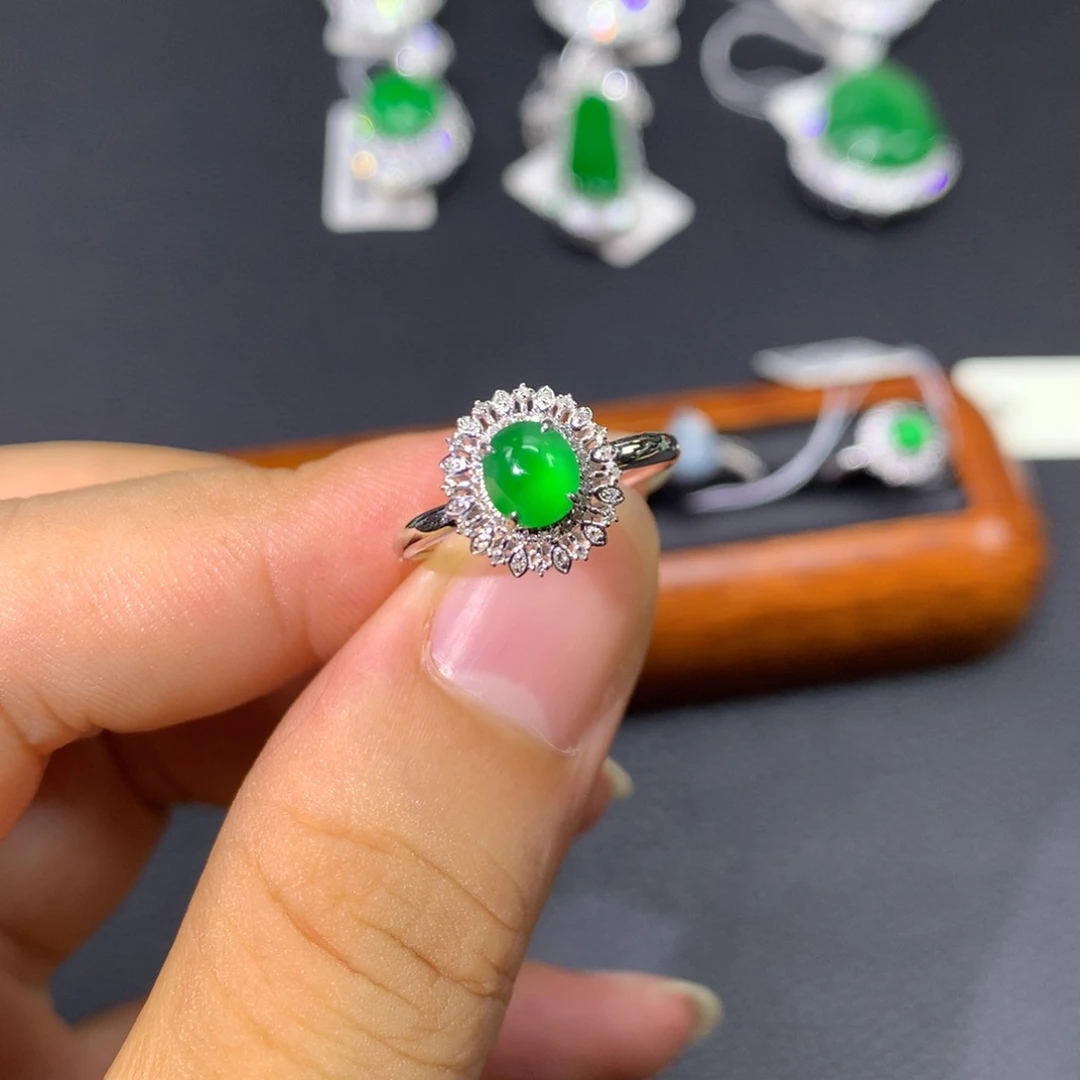 翡翠戒指18K金镶嵌翡翠